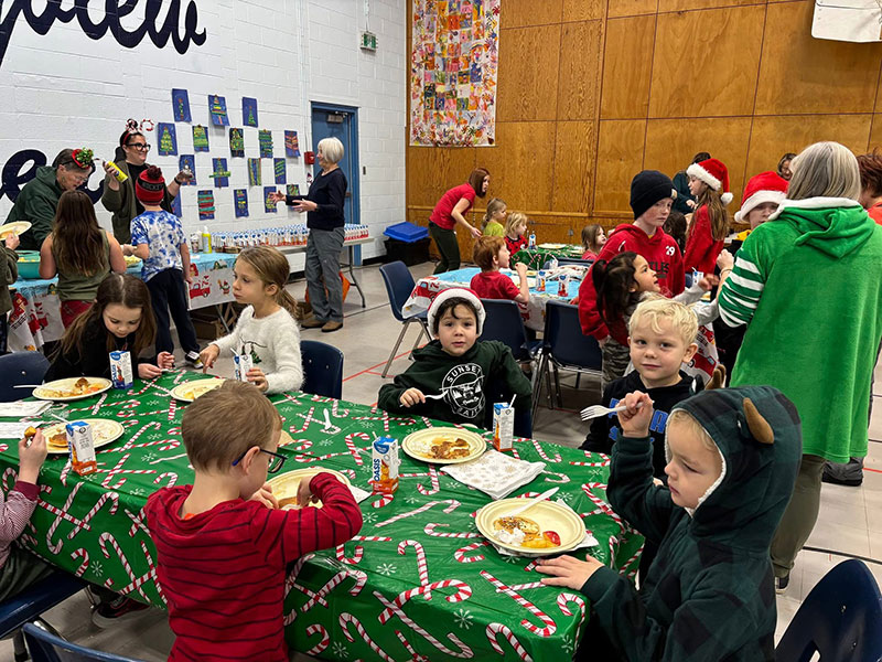 Students each lunch in the gym at Christmas time